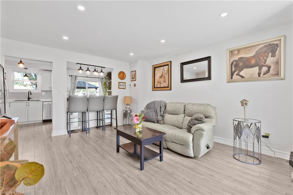 117 Graystone Crescent, Welland, ON - Indoor Photo Showing Living Room