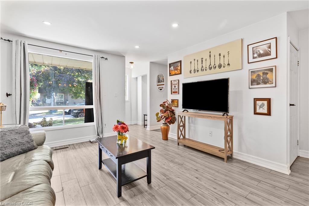 117 Graystone Crescent, Welland, ON - Indoor Photo Showing Living Room