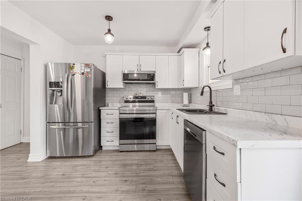 117 Graystone Crescent, Welland, ON - Indoor Photo Showing Kitchen With Upgraded Kitchen
