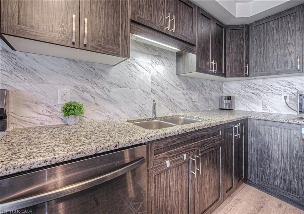23 Valencia Avenue, Kitchener, ON - Indoor Photo Showing Kitchen With Double Sink With Upgraded Kitchen