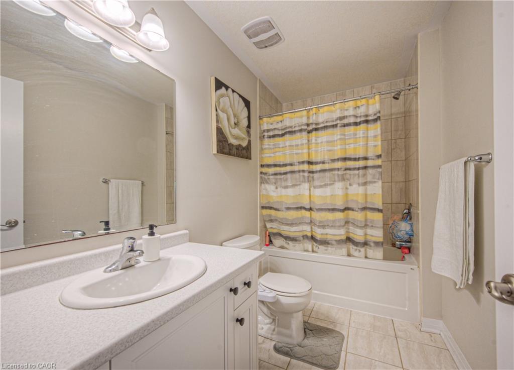 23 Valencia Avenue, Kitchener, ON - Indoor Photo Showing Bathroom