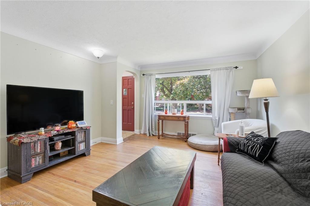 36 Woodelm Drive, St. Catharines, ON - Indoor Photo Showing Living Room