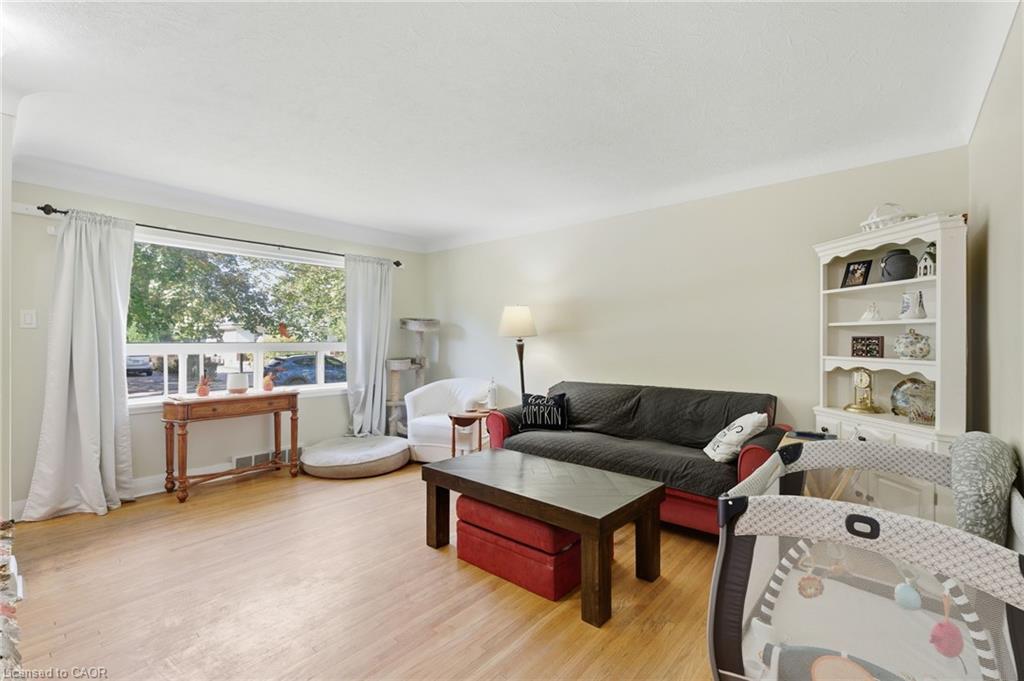 36 Woodelm Drive, St. Catharines, ON - Indoor Photo Showing Living Room
