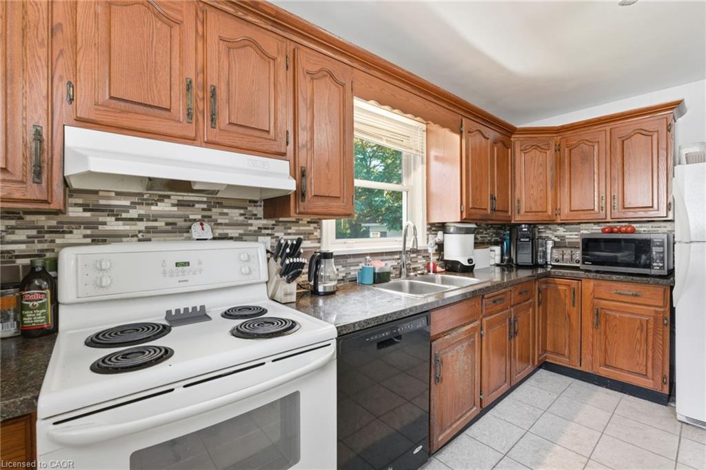 36 Woodelm Drive, St. Catharines, ON - Indoor Photo Showing Kitchen With Double Sink