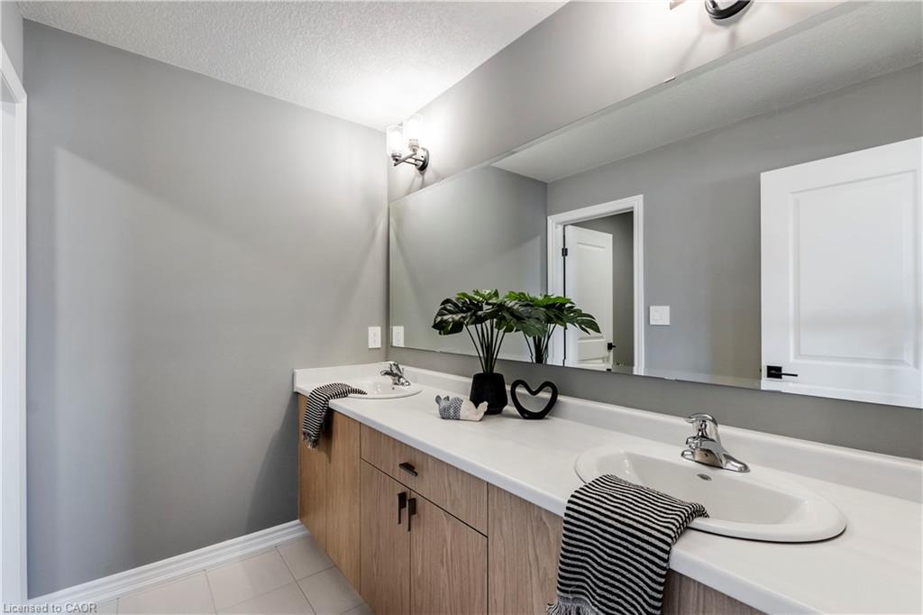 119 Langridge Way, Cambridge, ON - Indoor Photo Showing Bathroom
