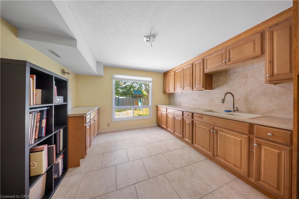 54 Pathfinder Crescent, Kitchener, ON - Indoor Photo Showing Kitchen