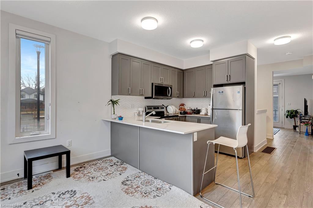 21-99 Roger Street, Waterloo, ON - Indoor Photo Showing Kitchen