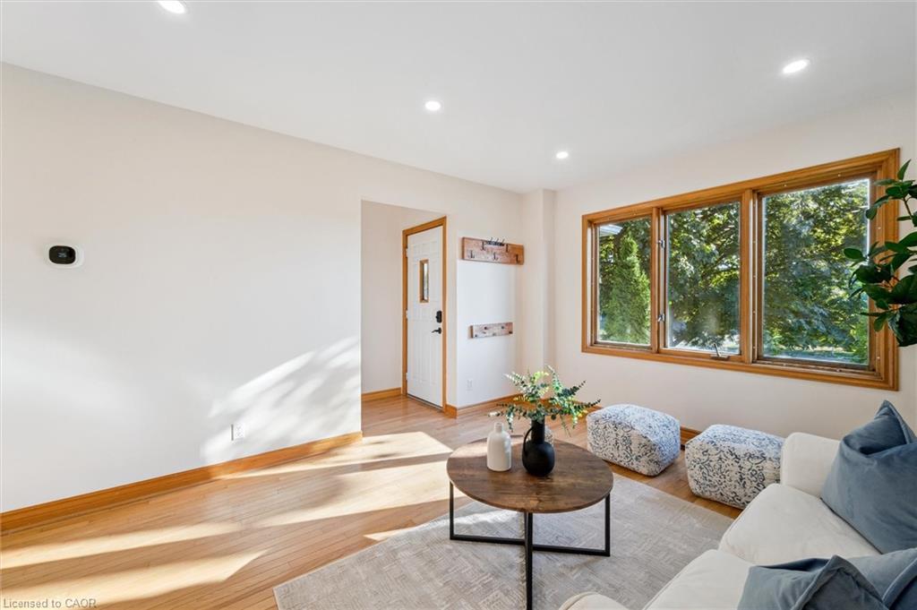 53 Hincks Street, New Hamburg, ON - Indoor Photo Showing Living Room