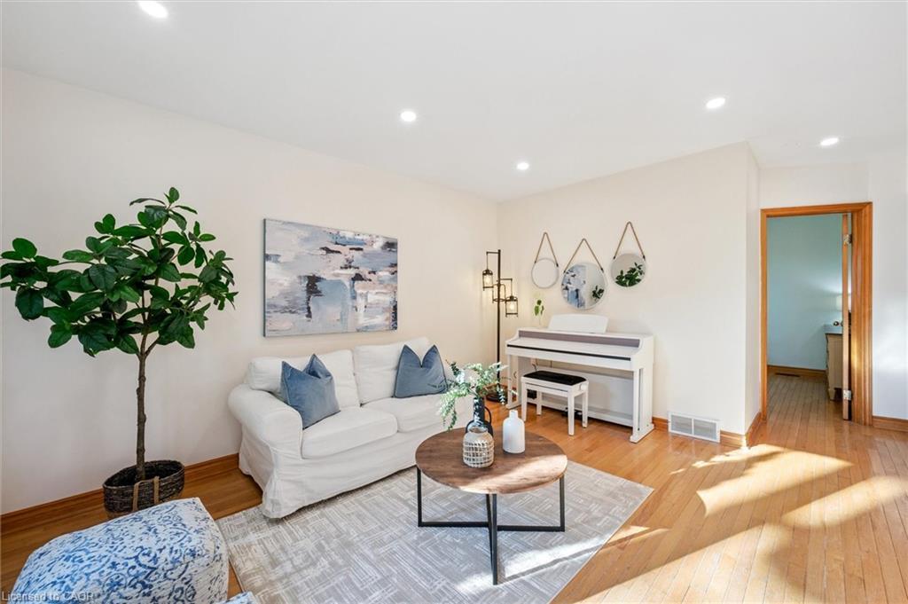 53 Hincks Street, New Hamburg, ON - Indoor Photo Showing Living Room