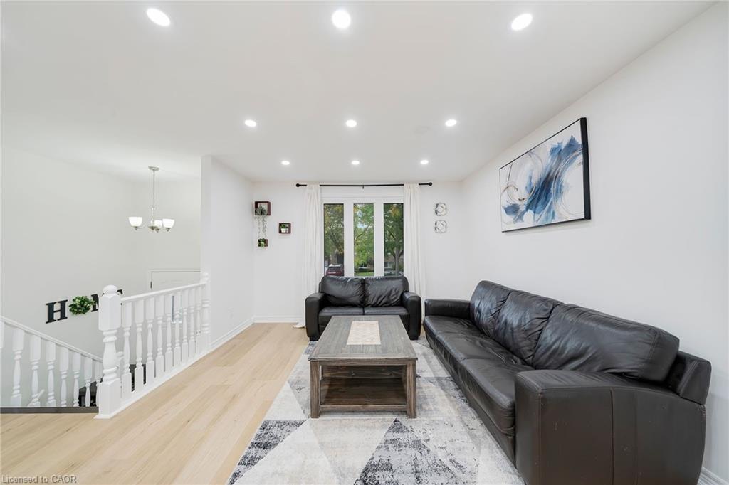 15 Heritage Court, St. Catharines, ON - Indoor Photo Showing Living Room