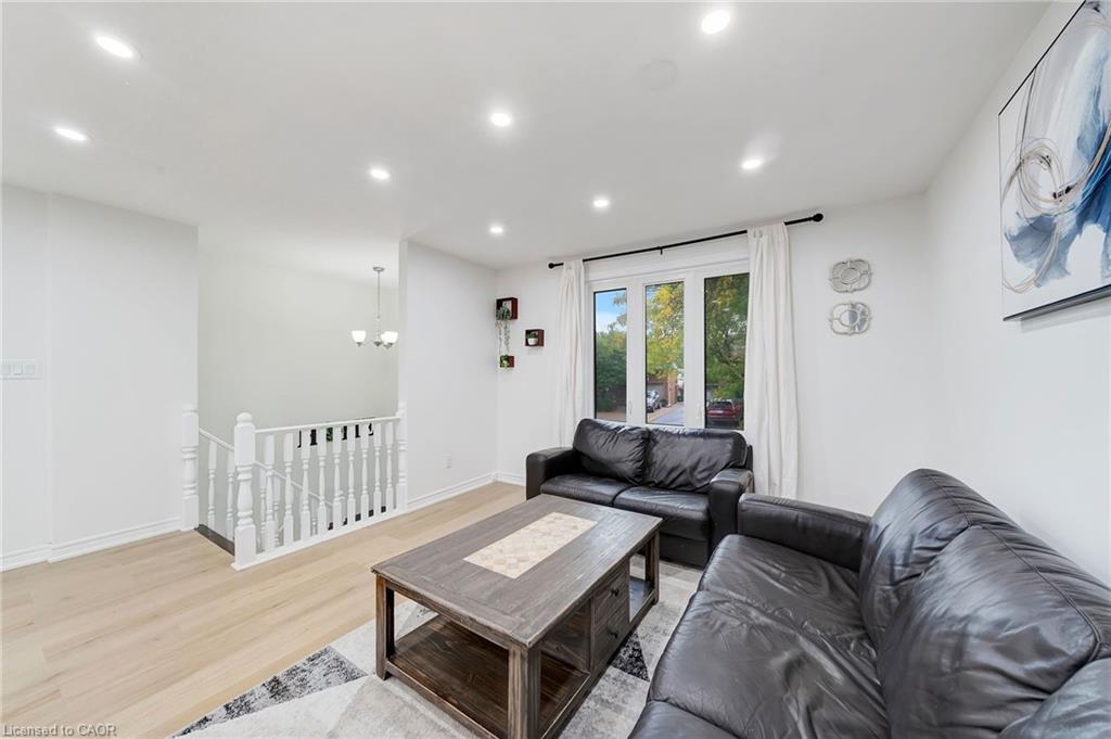 15 Heritage Court, St. Catharines, ON - Indoor Photo Showing Living Room