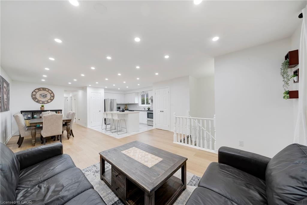 15 Heritage Court, St. Catharines, ON - Indoor Photo Showing Living Room