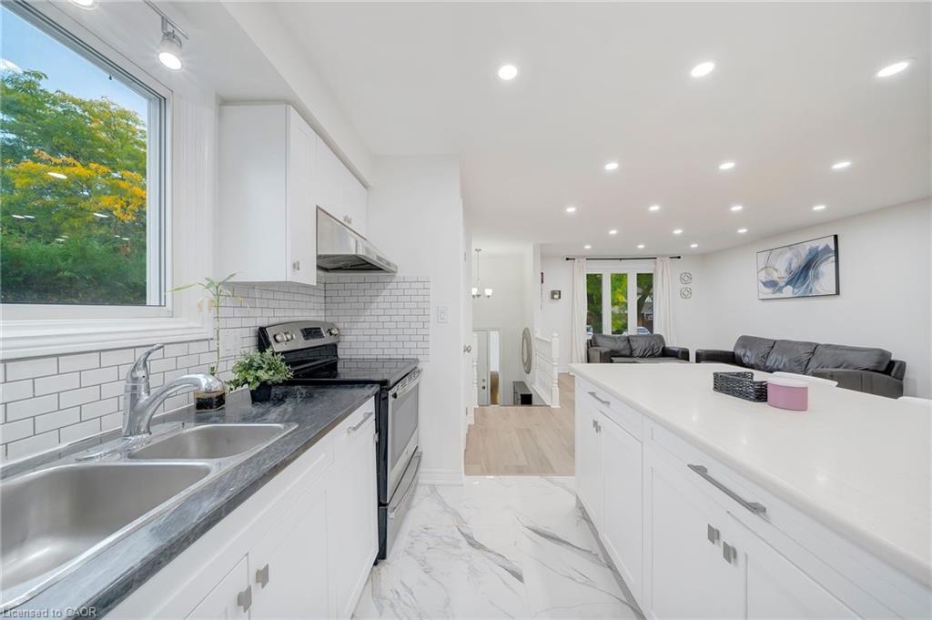 15 Heritage Court, St. Catharines, ON - Indoor Photo Showing Kitchen With Double Sink