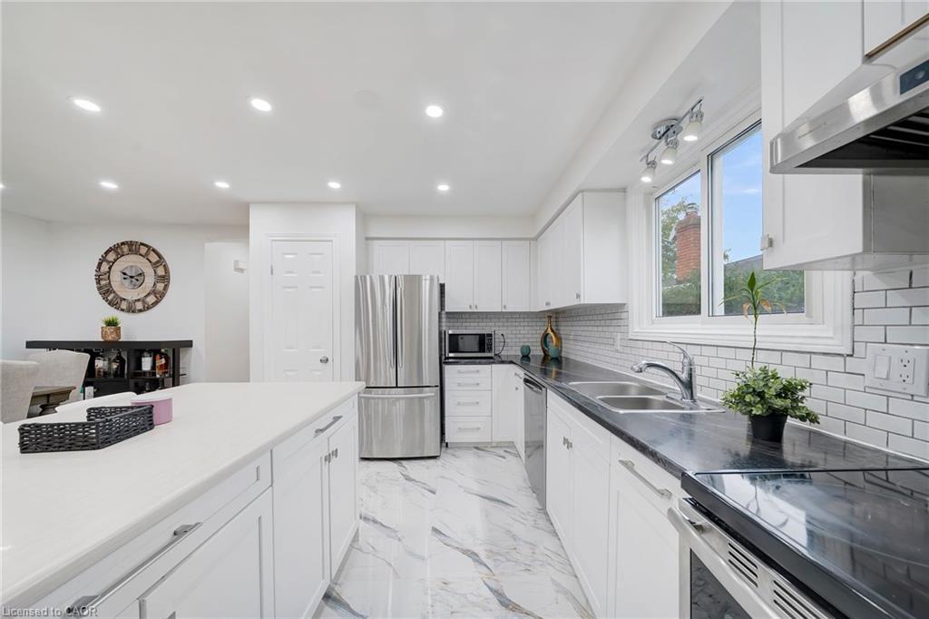 15 Heritage Court, St. Catharines, ON - Indoor Photo Showing Kitchen With Double Sink With Upgraded Kitchen