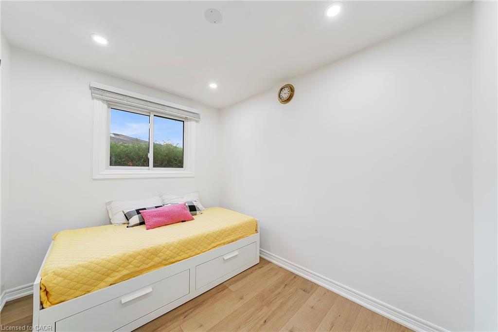 15 Heritage Court, St. Catharines, ON - Indoor Photo Showing Bedroom
