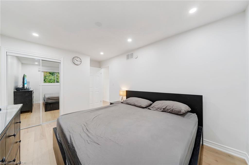 15 Heritage Court, St. Catharines, ON - Indoor Photo Showing Bedroom