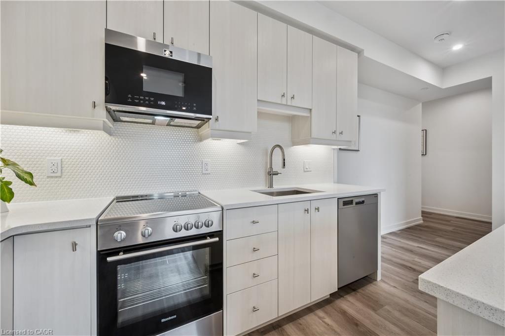 909-15 Wellington Street S, Kitchener, ON - Indoor Photo Showing Kitchen With Upgraded Kitchen