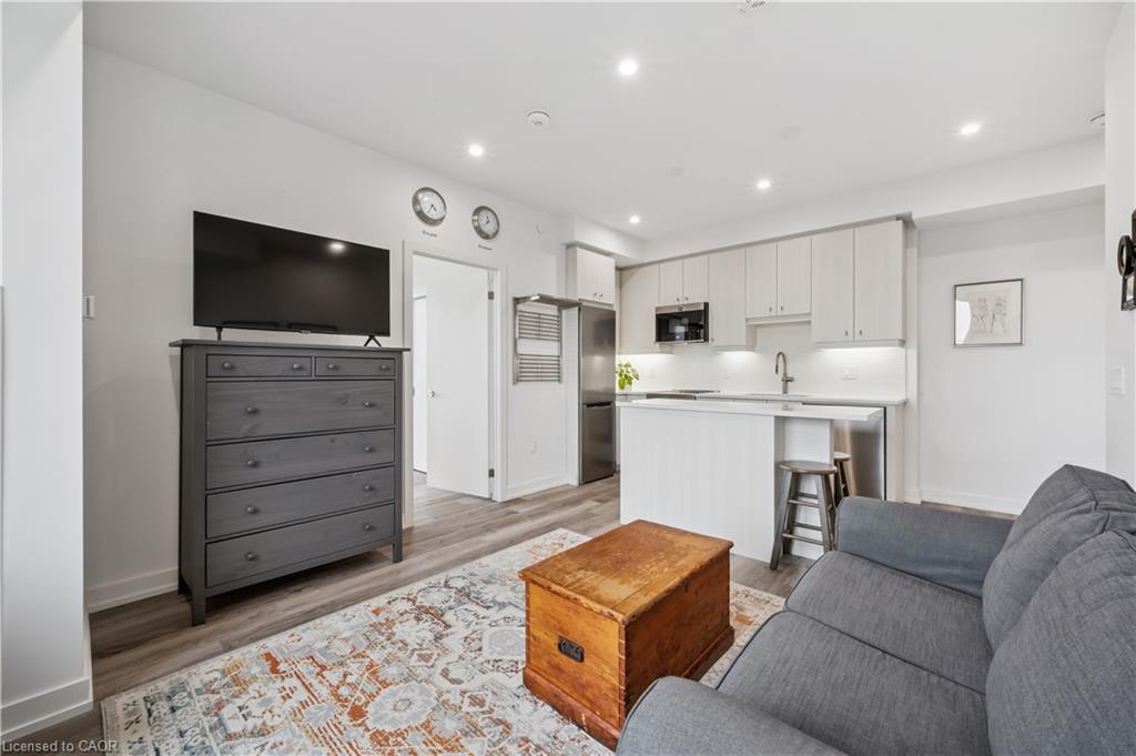909-15 Wellington Street S, Kitchener, ON - Indoor Photo Showing Living Room