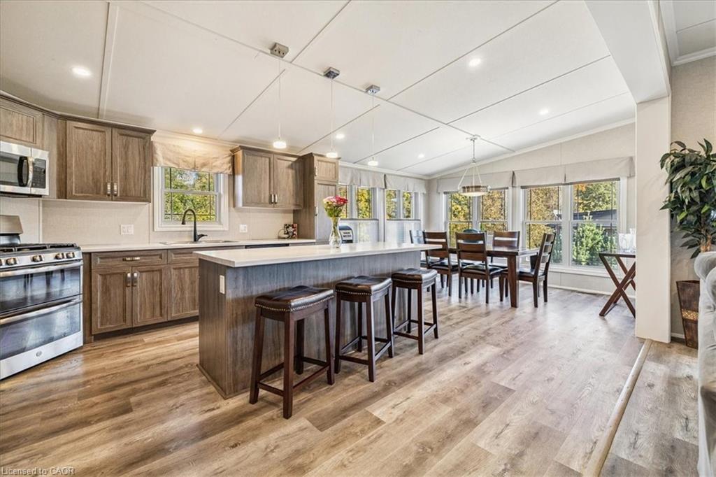 37 Ash-4449 Milburough Line, Burlington, ON - Indoor Photo Showing Kitchen With Upgraded Kitchen