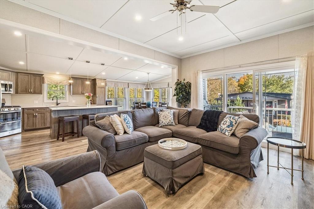 37 Ash-4449 Milburough Line, Burlington, ON - Indoor Photo Showing Living Room