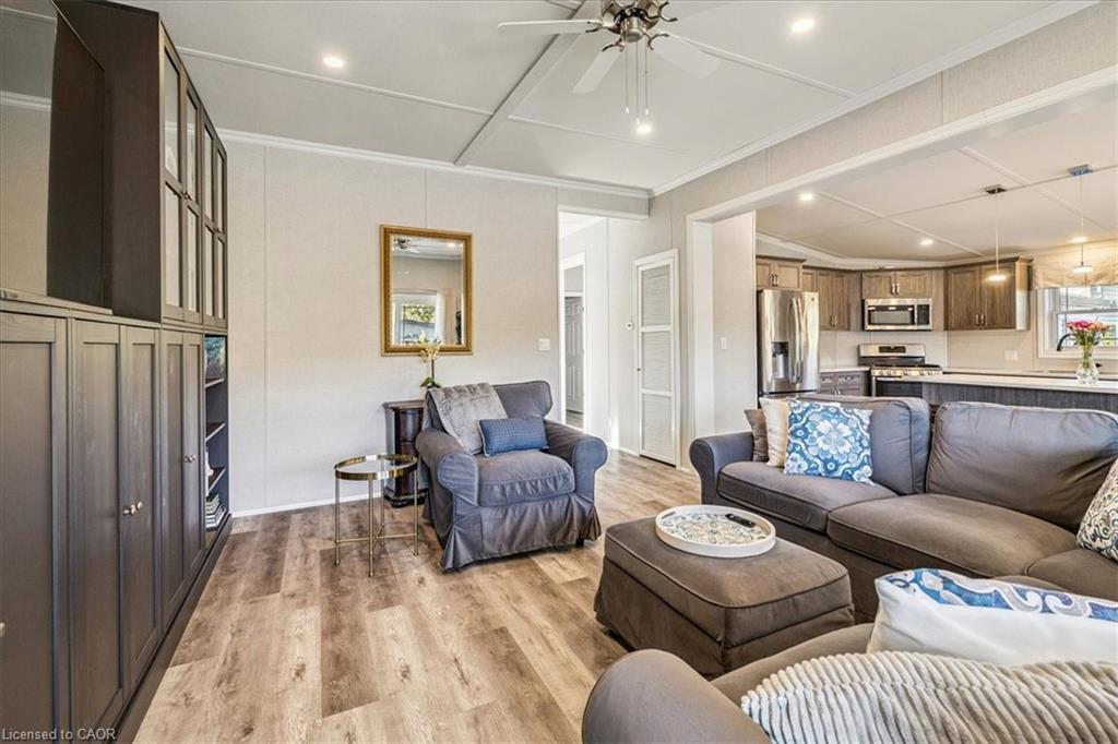 37 Ash-4449 Milburough Line, Burlington, ON - Indoor Photo Showing Living Room