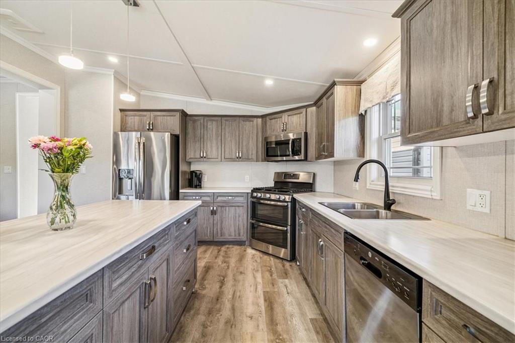 37 Ash-4449 Milburough Line, Burlington, ON - Indoor Photo Showing Kitchen With Double Sink With Upgraded Kitchen