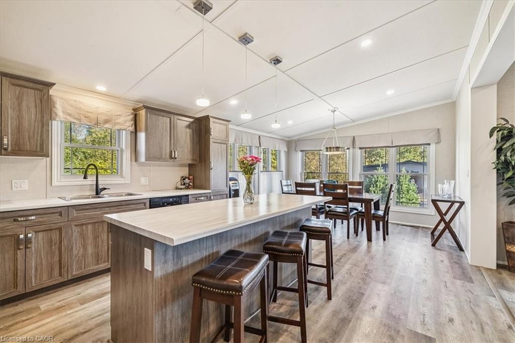 37 Ash-4449 Milburough Line, Burlington, ON - Indoor Photo Showing Kitchen With Upgraded Kitchen