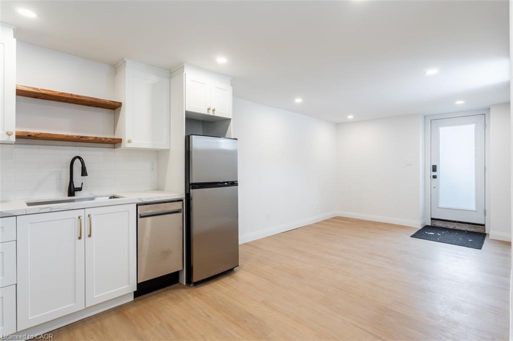 4-113 Catharine Street N, Hamilton, ON - Indoor Photo Showing Kitchen With Stainless Steel Kitchen