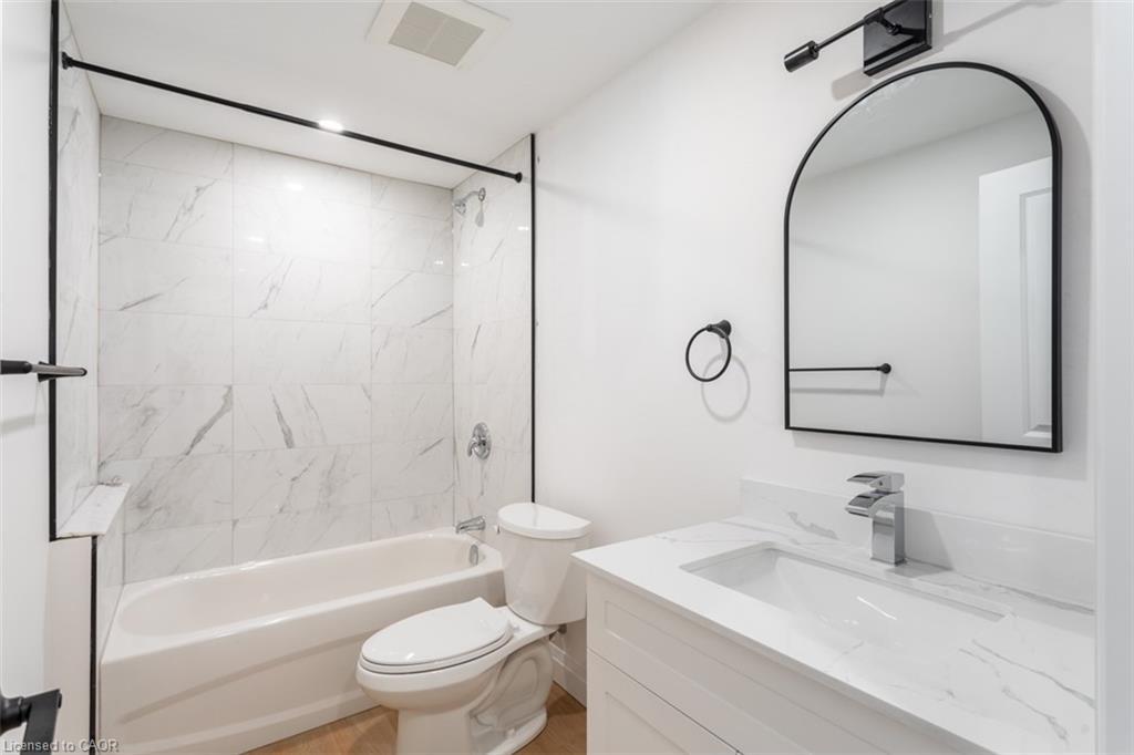 4-113 Catharine Street N, Hamilton, ON - Indoor Photo Showing Bathroom