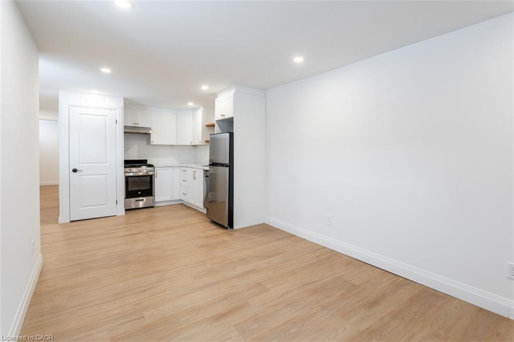 4-113 Catharine Street N, Hamilton, ON - Indoor Photo Showing Kitchen