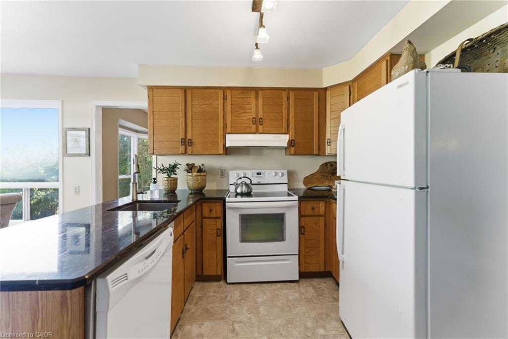 2163 Winding Way, Burlington, ON - Indoor Photo Showing Kitchen