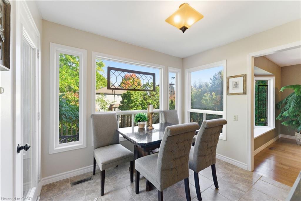 2163 Winding Way, Burlington, ON - Indoor Photo Showing Dining Room