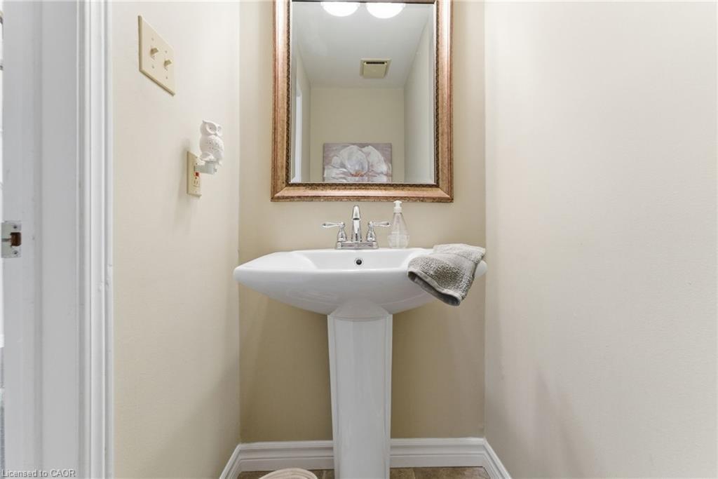 2163 Winding Way, Burlington, ON - Indoor Photo Showing Bathroom