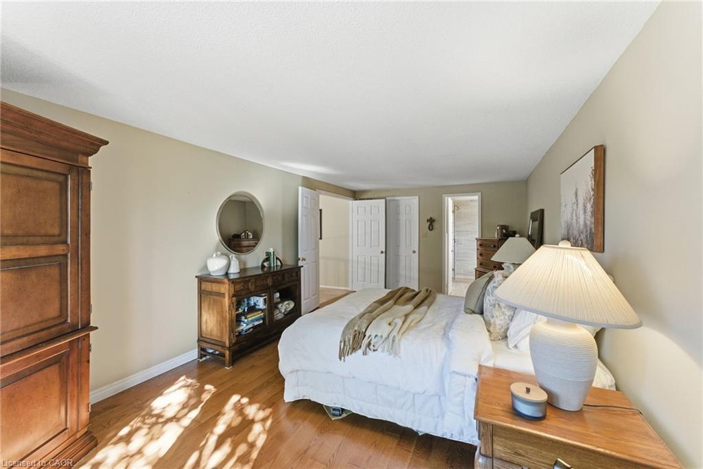 2163 Winding Way, Burlington, ON - Indoor Photo Showing Bedroom