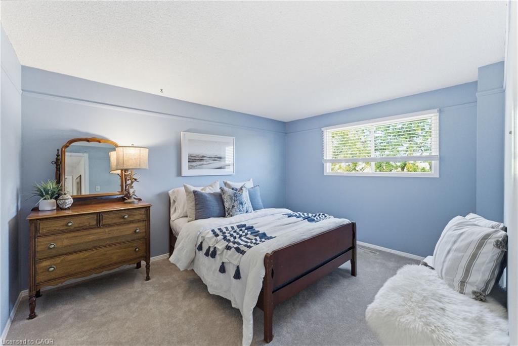 2163 Winding Way, Burlington, ON - Indoor Photo Showing Bedroom