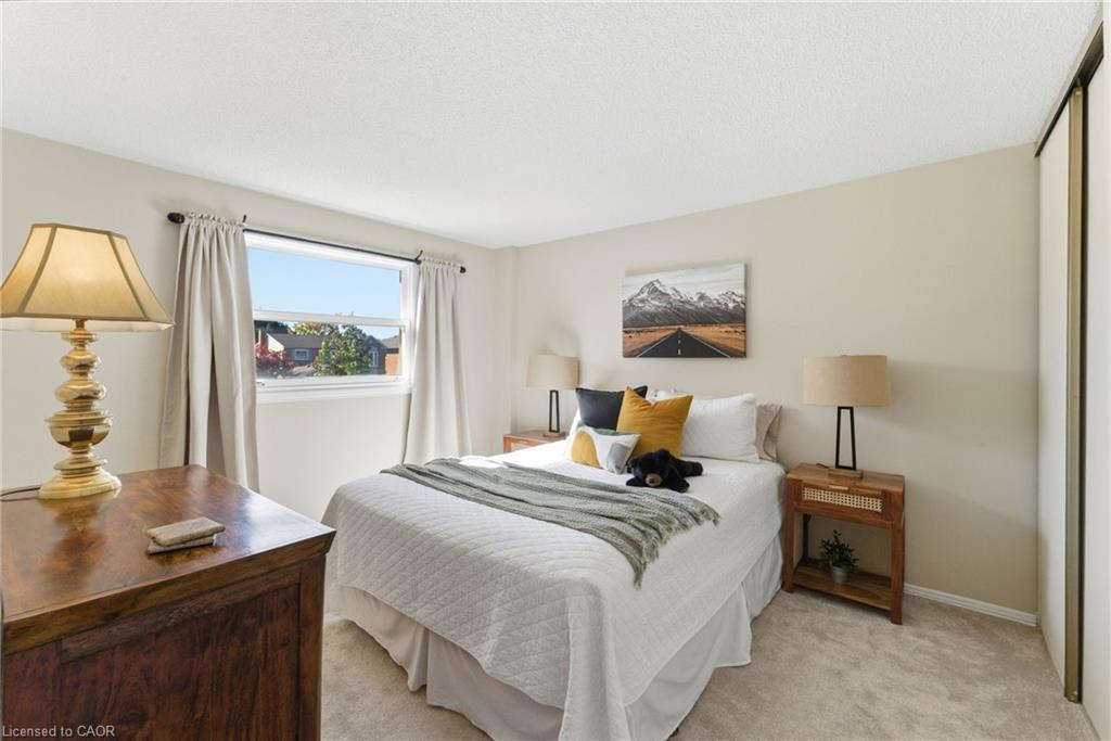 2163 Winding Way, Burlington, ON - Indoor Photo Showing Bedroom