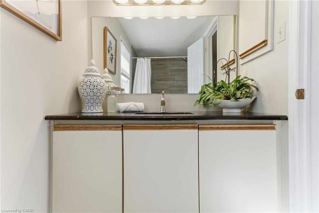 2163 Winding Way, Burlington, ON - Indoor Photo Showing Bathroom