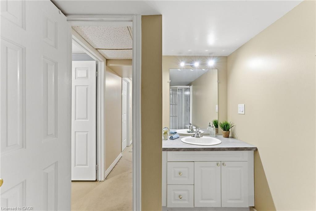 2163 Winding Way, Burlington, ON - Indoor Photo Showing Bathroom