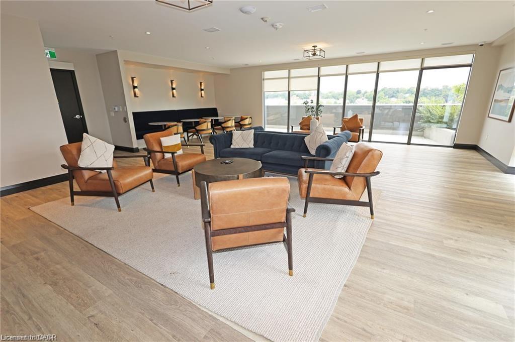 1311-50 Grand Avenue S, Cambridge, ON - Indoor Photo Showing Living Room