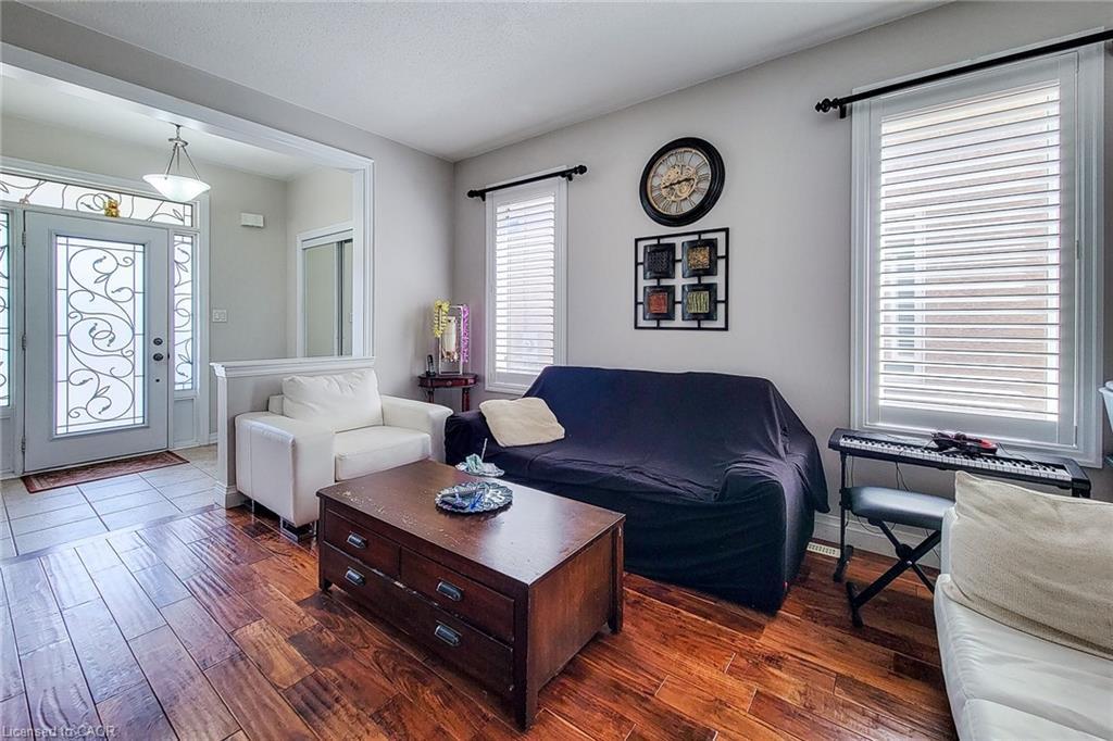 128 Montreal Circle, Stoney Creek, ON - Indoor Photo Showing Living Room