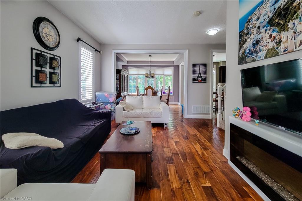 128 Montreal Circle, Stoney Creek, ON - Indoor Photo Showing Living Room