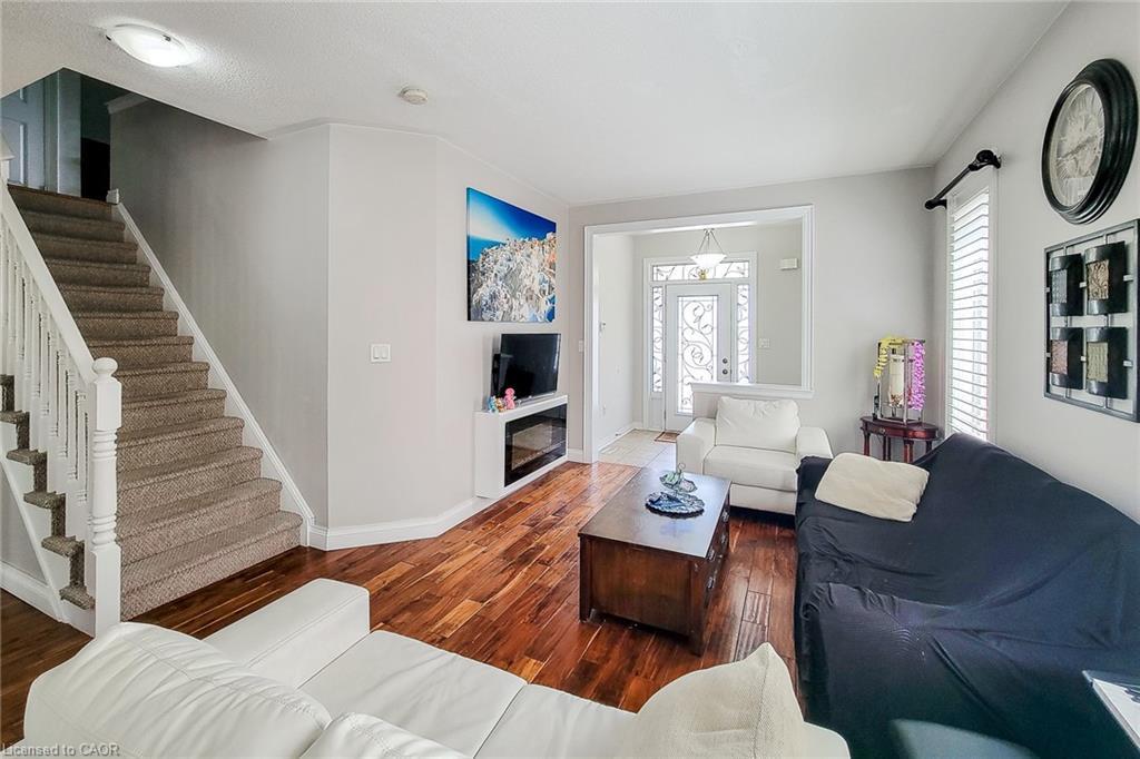 128 Montreal Circle, Stoney Creek, ON - Indoor Photo Showing Living Room
