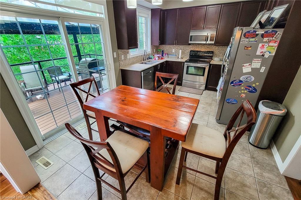128 Montreal Circle, Stoney Creek, ON - Indoor Photo Showing Dining Room