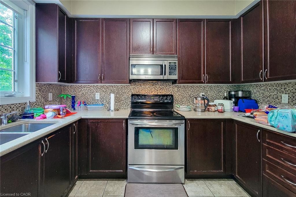 128 Montreal Circle, Stoney Creek, ON - Indoor Photo Showing Kitchen With Double Sink