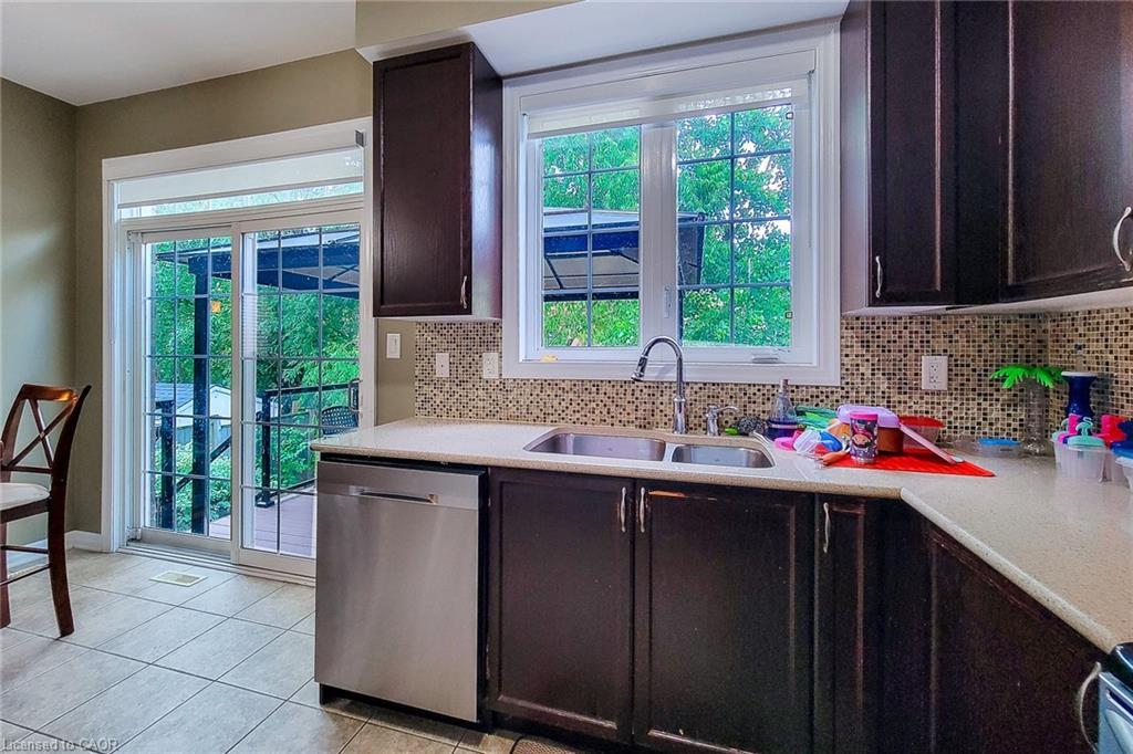 128 Montreal Circle, Stoney Creek, ON - Indoor Photo Showing Kitchen With Double Sink