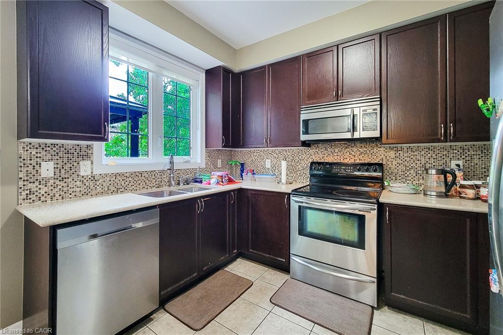 128 Montreal Circle, Stoney Creek, ON - Indoor Photo Showing Kitchen With Double Sink