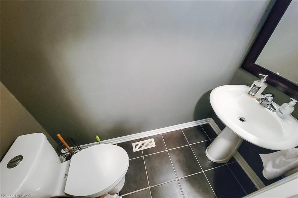 128 Montreal Circle, Stoney Creek, ON - Indoor Photo Showing Bathroom