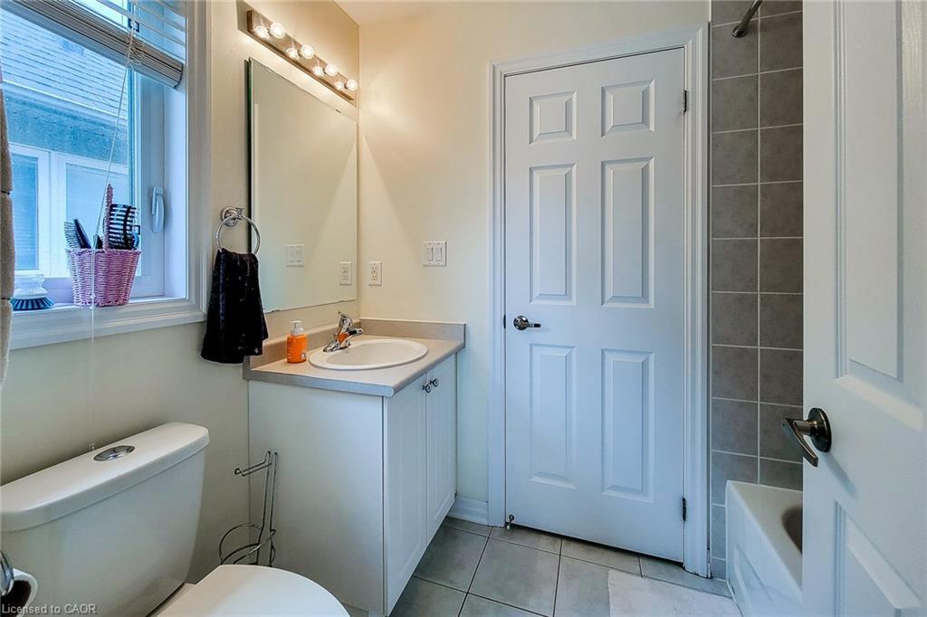 128 Montreal Circle, Stoney Creek, ON - Indoor Photo Showing Bathroom