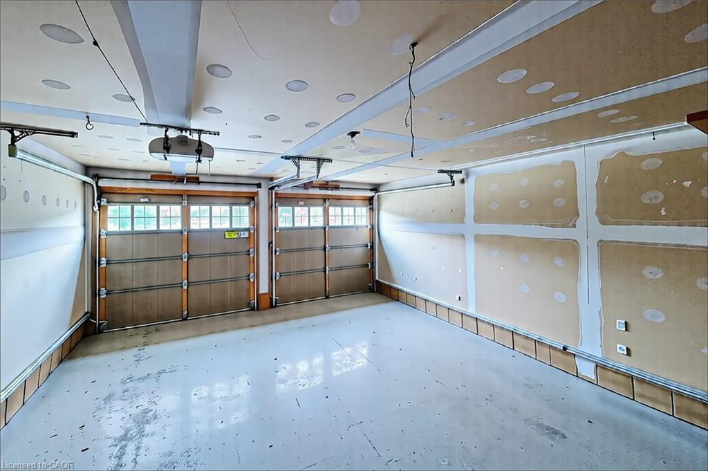 128 Montreal Circle, Stoney Creek, ON - Indoor Photo Showing Garage