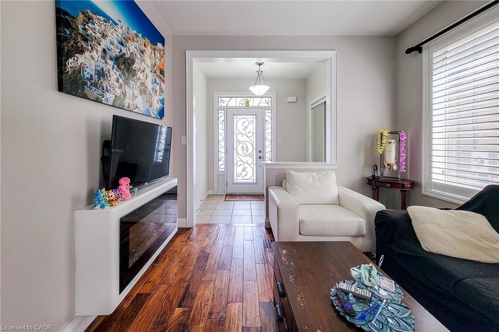 128 Montreal Circle, Stoney Creek, ON - Indoor Photo Showing Living Room